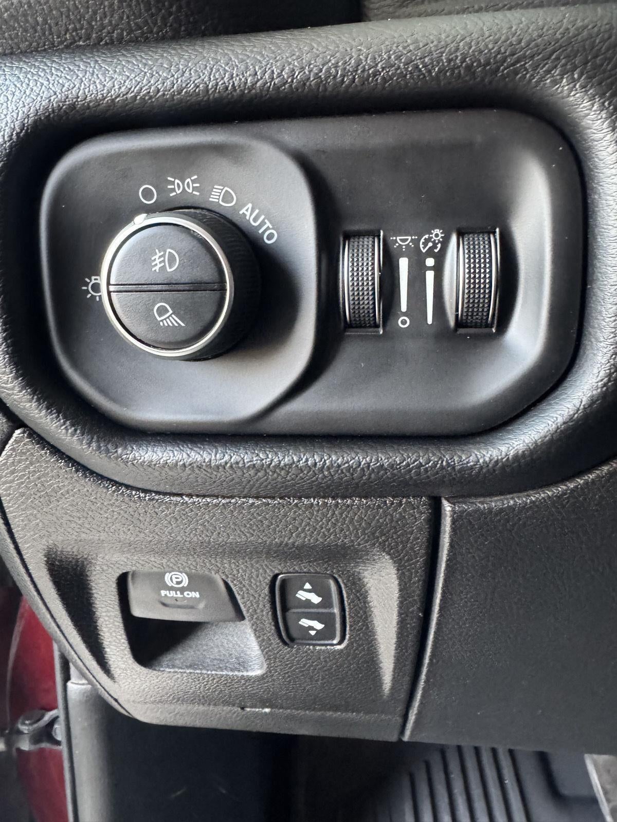 2019 RAM 1500 Laramie Crew Cab 4x4 5'7' Box