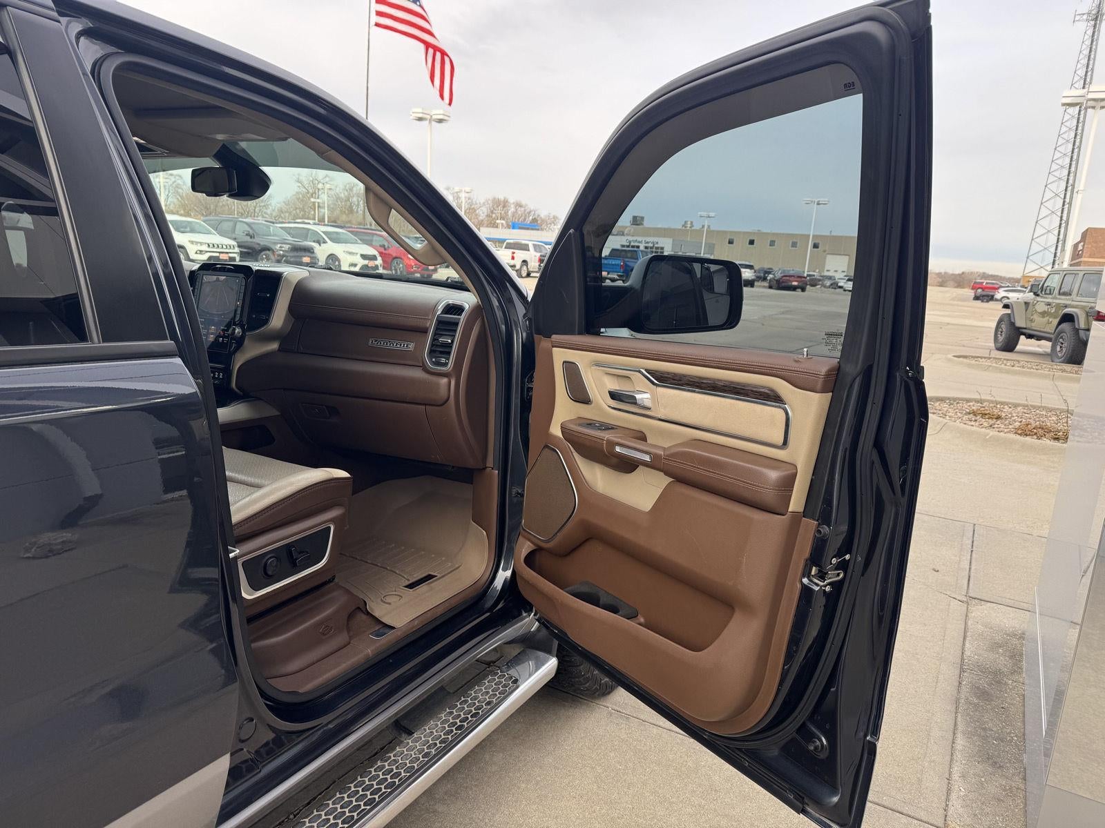 2019 RAM 1500 Laramie Crew Cab 4x4 6'4' Box