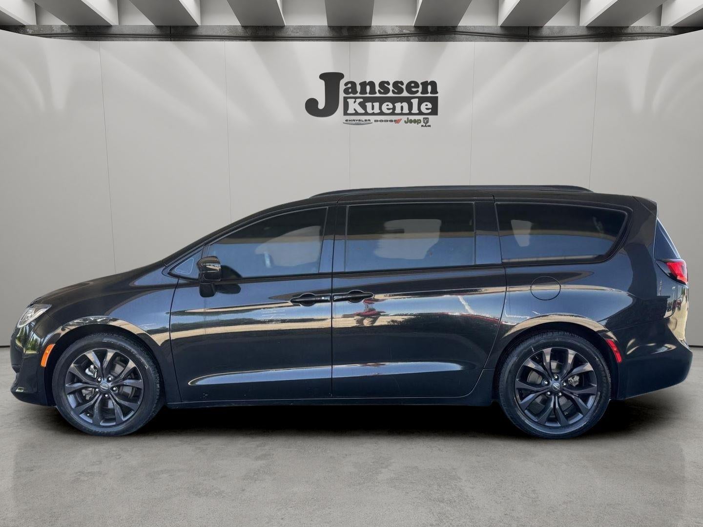 2019 Chrysler Pacifica Touring L Plus's photo