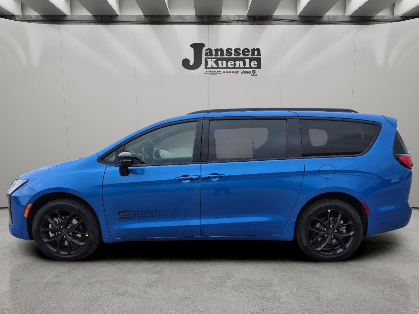 2027 Chrysler Pacifica Select