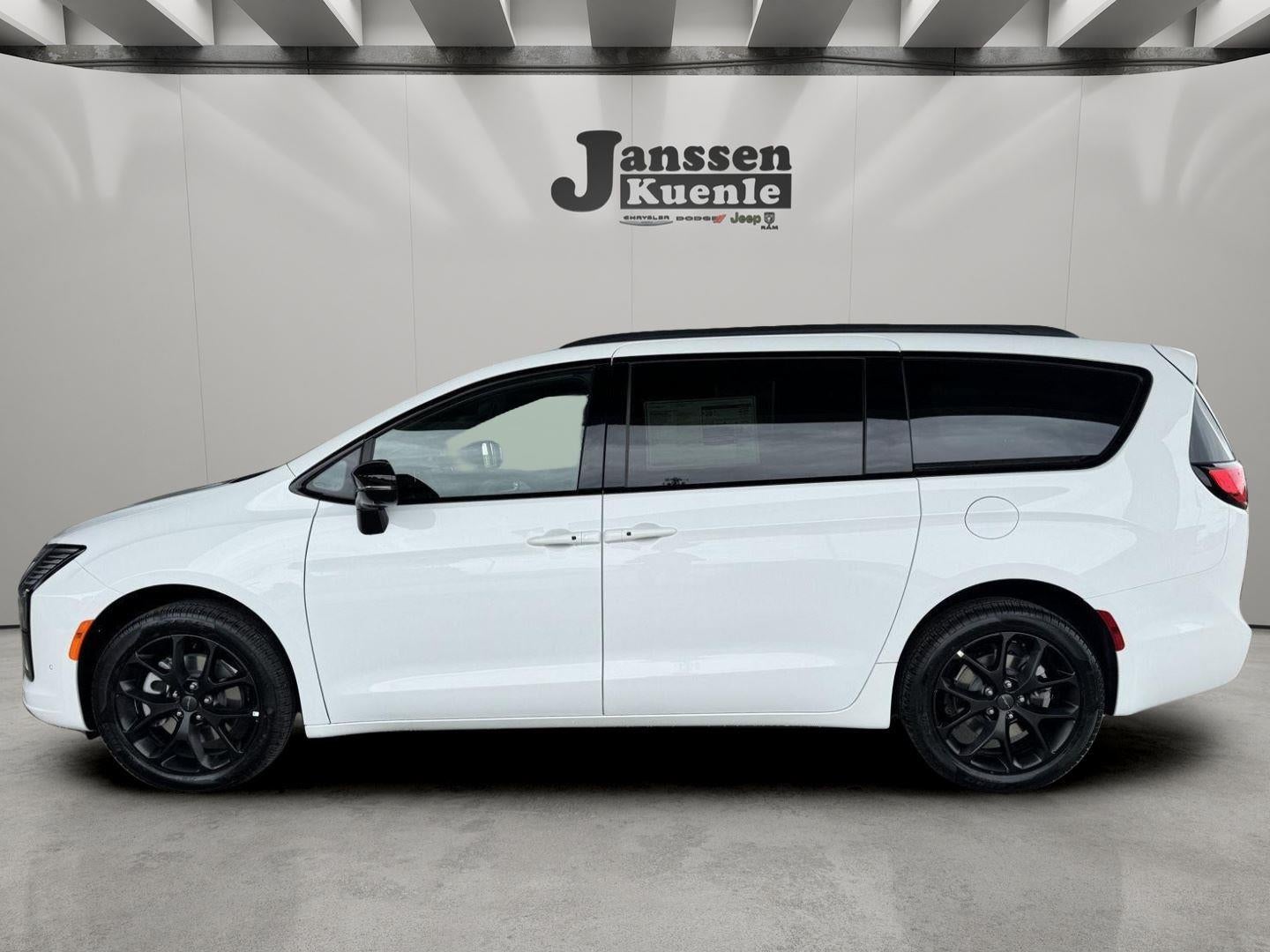 2027 Chrysler Pacifica Limited AWD's photo