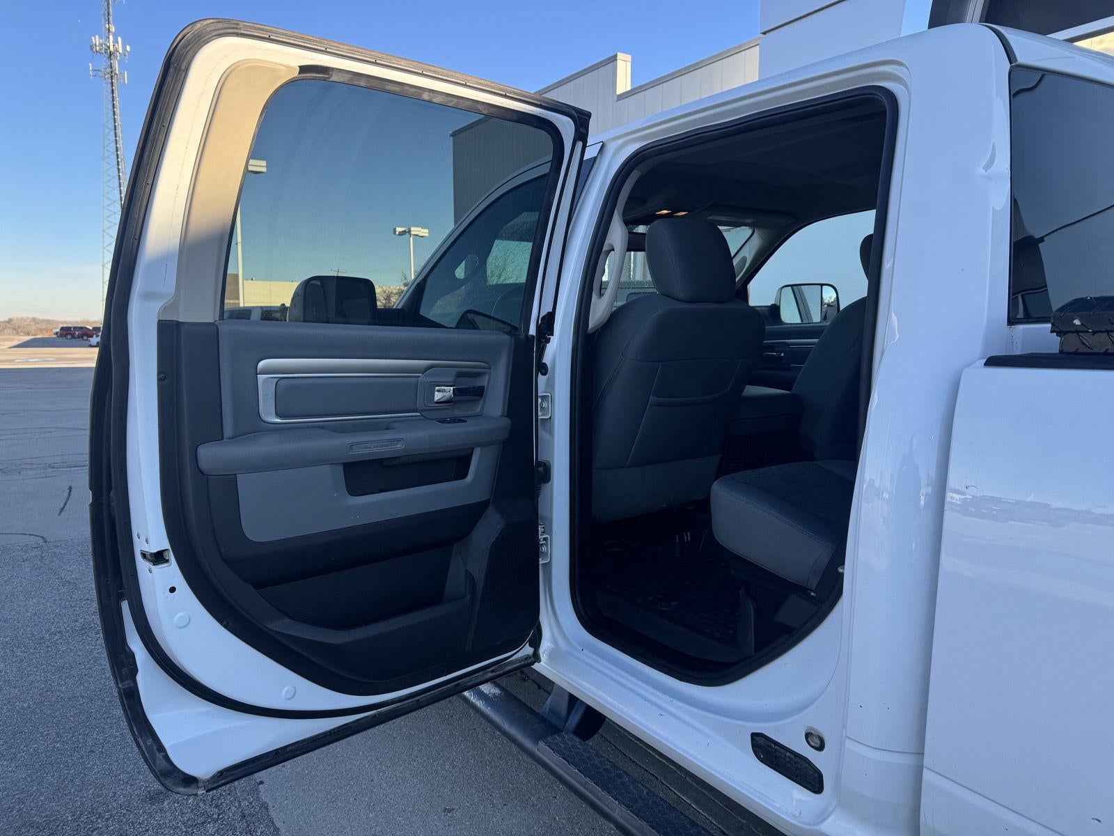 2017 RAM 3500 Big Horn Crew Cab 4x4 6'4' Box