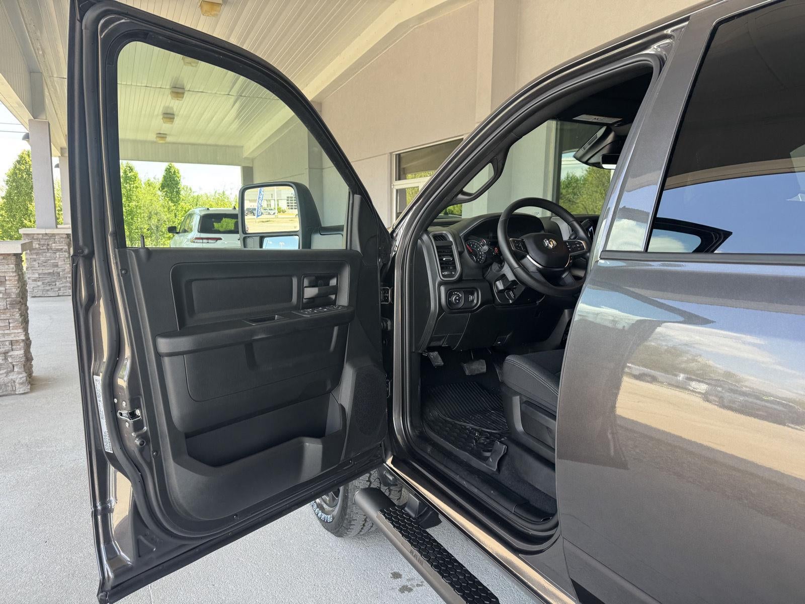 2026 RAM Ram 2500 RAM 2500 BLACK EXPRESS CREW CAB 4X4 6'4' BOX