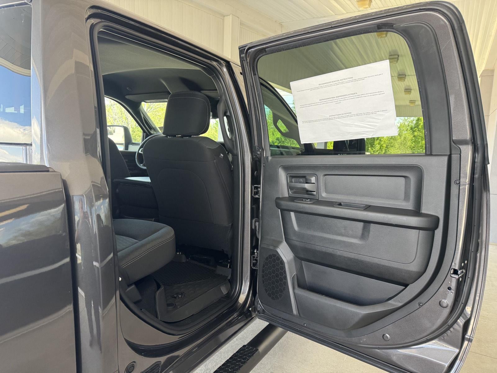 2026 RAM Ram 2500 RAM 2500 BLACK EXPRESS CREW CAB 4X4 6'4' BOX