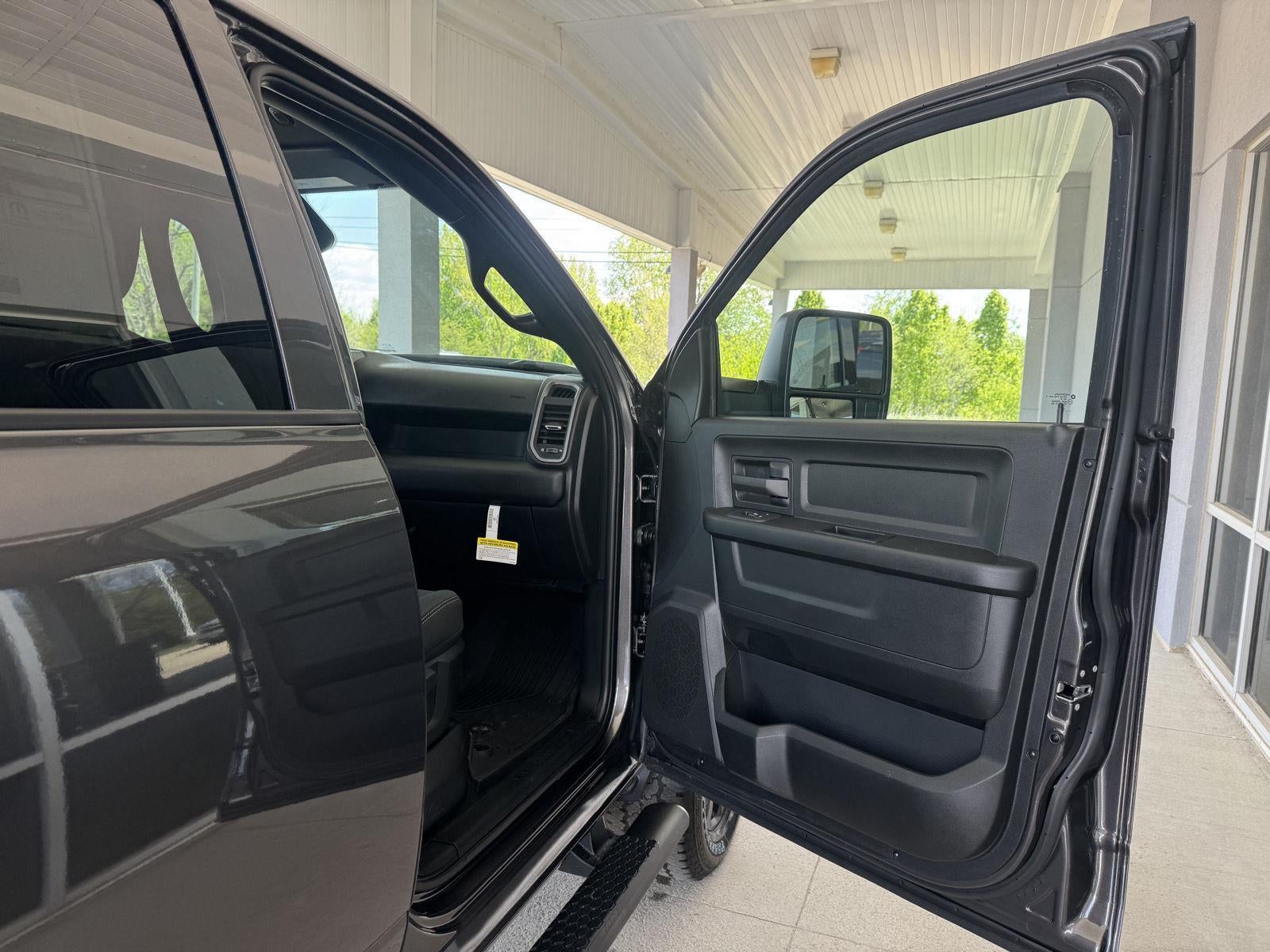 2026 RAM Ram 2500 RAM 2500 BLACK EXPRESS CREW CAB 4X4 6'4' BOX