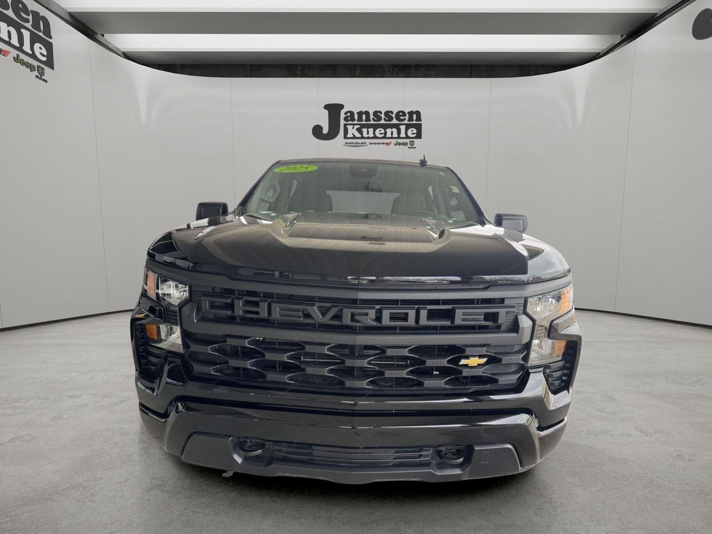 2025 Chevrolet Silverado 1500 4WD Crew Cab Short Bed Custom