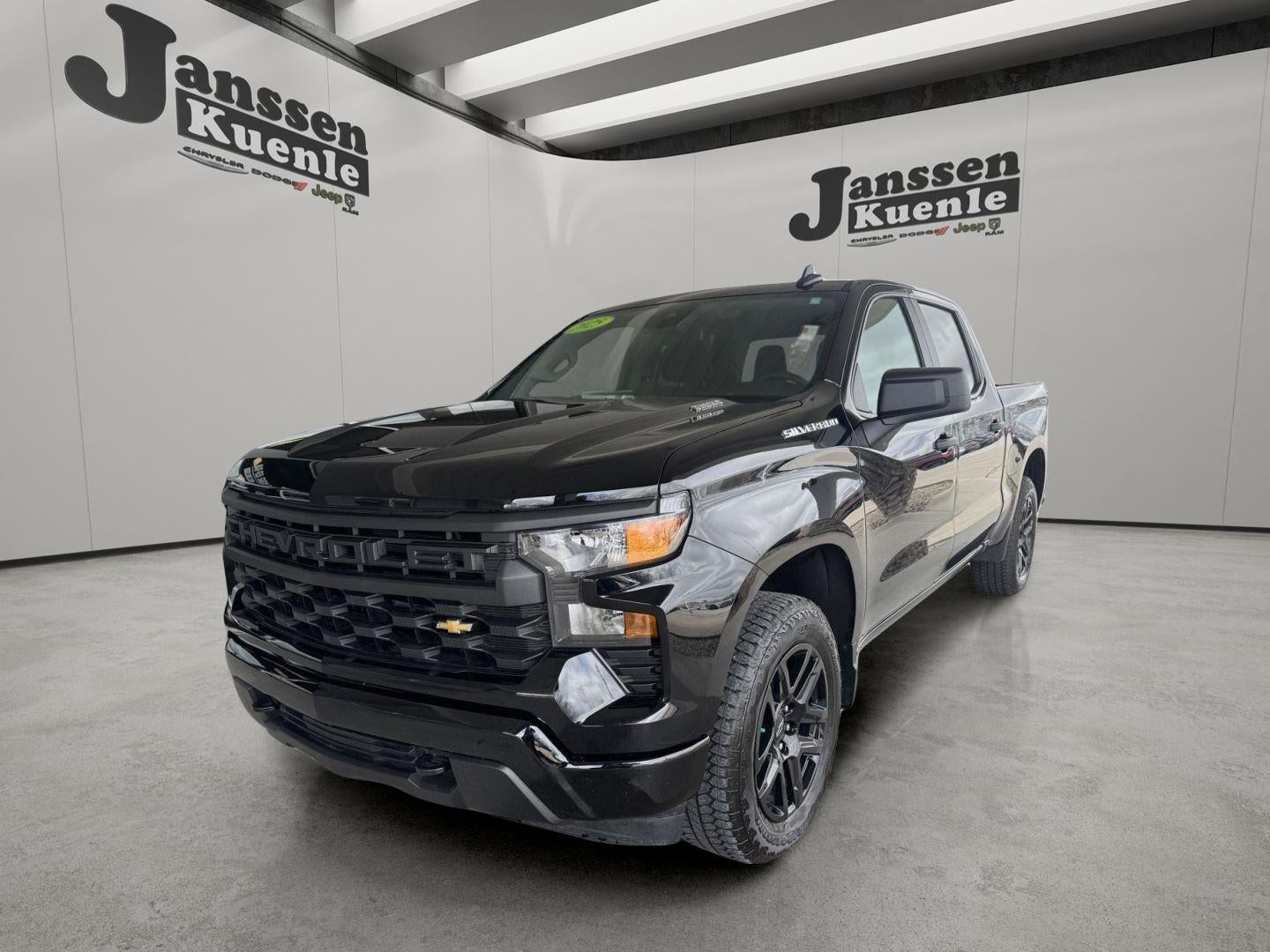 2025 Chevrolet Silverado 1500 4WD Crew Cab Short Bed Custom